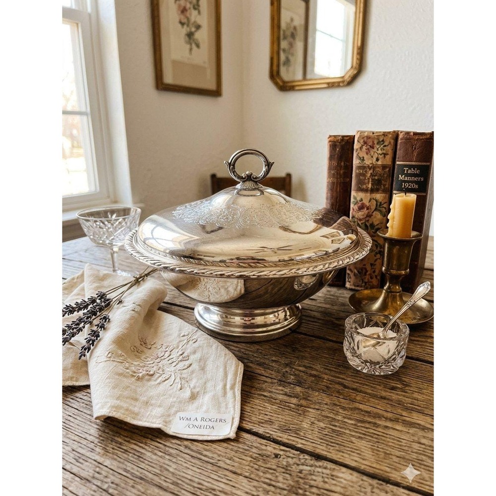 Vintage WM A Rogers Oneida Silverplate Serving Bowl With Lid & 1 Qt Pyrex Dish